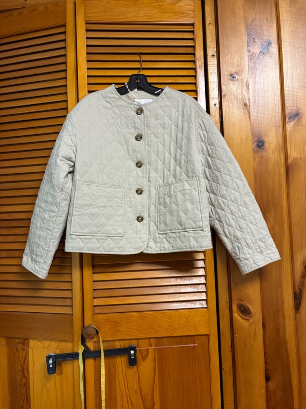 Zara Beige Quilted Jacket with Button Front length 22”pit to pit 20”sleeves 21”